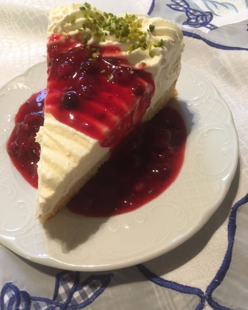 Schmand-Torte mit Roter Grütze – Gasthof Pension Tebbe Liedhegener